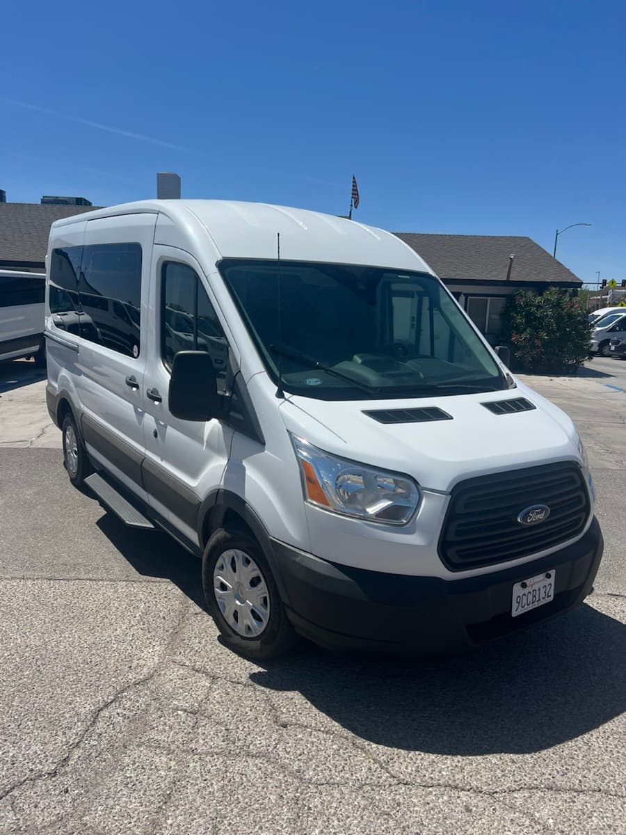 2019 Ford Transit 150 XLT 8 Passenger Medium Roof thumbnail 2