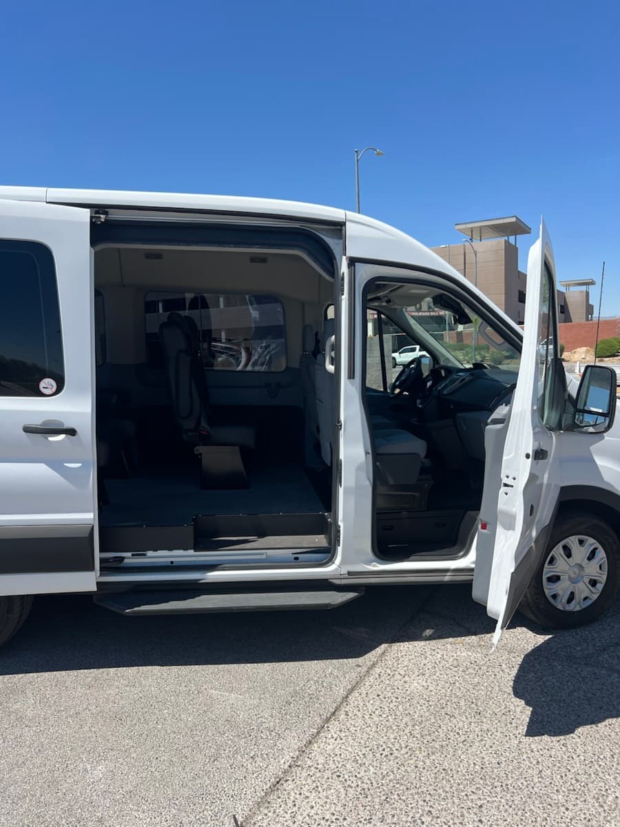 2019 Ford Transit 150 XLT 8 Passenger Medium Roof thumbnail 10